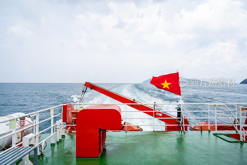 从Vung Tau市到Con Dao岛Ben Dam港的双体船巡游，欣赏美丽的蓝色大海，蓝色天空，蓝色山脉和彩色船只。